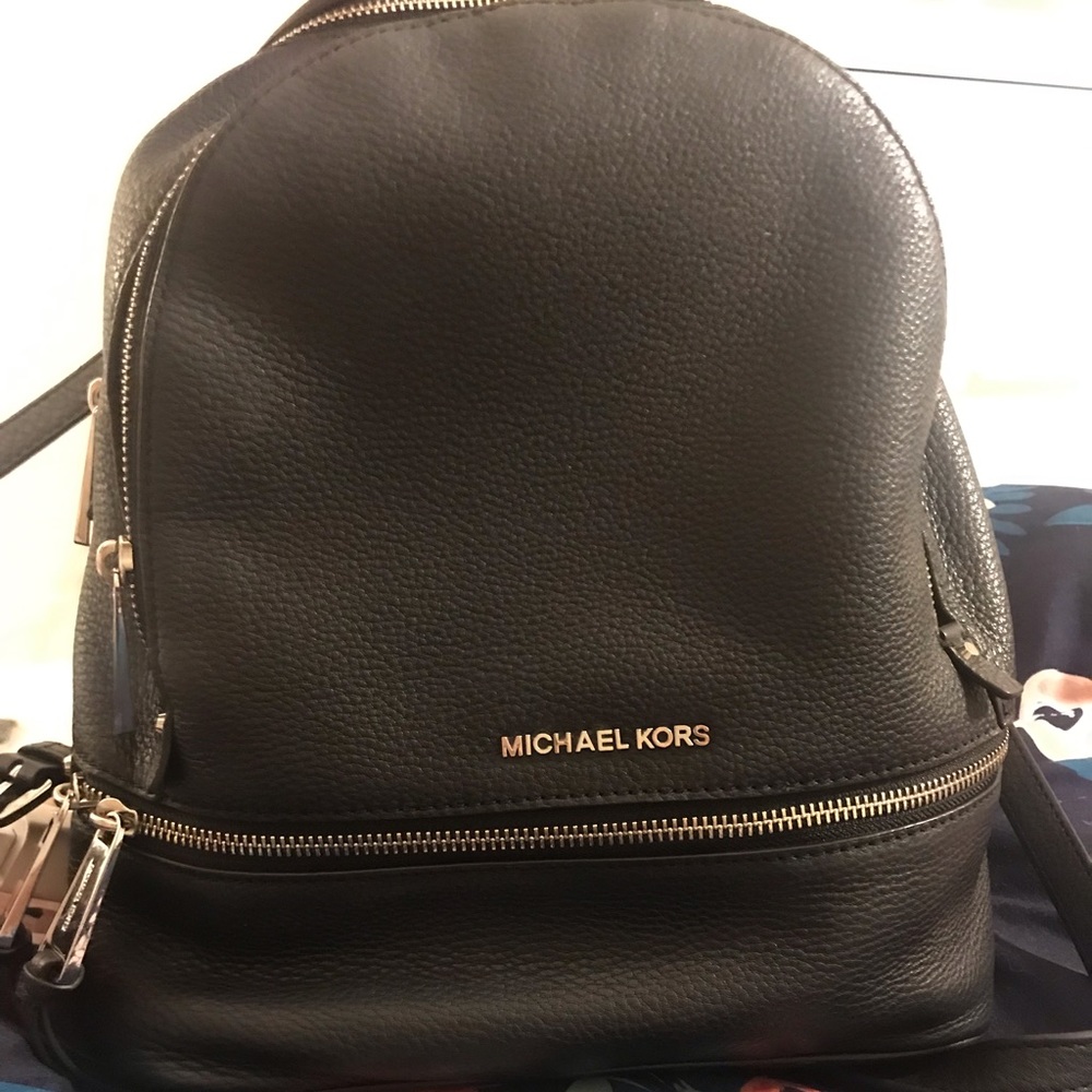 (Set) Michael Kors Black Bag Pack & MK Wallet